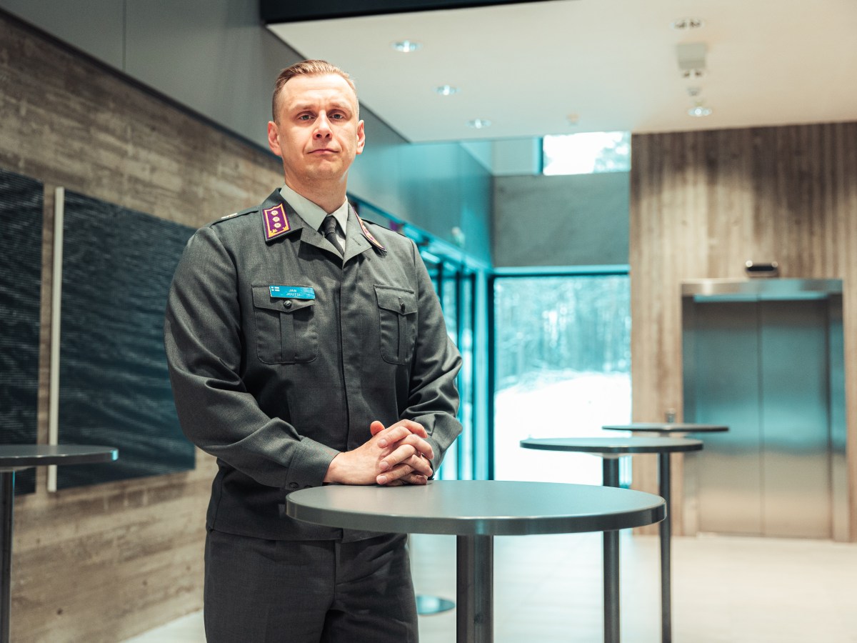 Uratarinat: Sotatekniikan laitoksen tutkijaesiupseeri, kapteeni Jan&nbsp;Joutsi