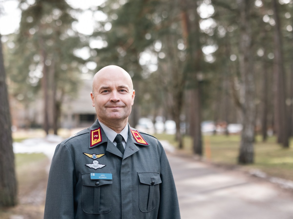 Upseerina: Maanpuolustuskorkeakoulun rehtori, prikaatikenraali Jaro&nbsp;Kesänen