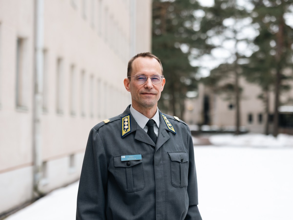 Upseerina: Kadettikoulun johtaja, eversti Pasi&nbsp;Seppälä