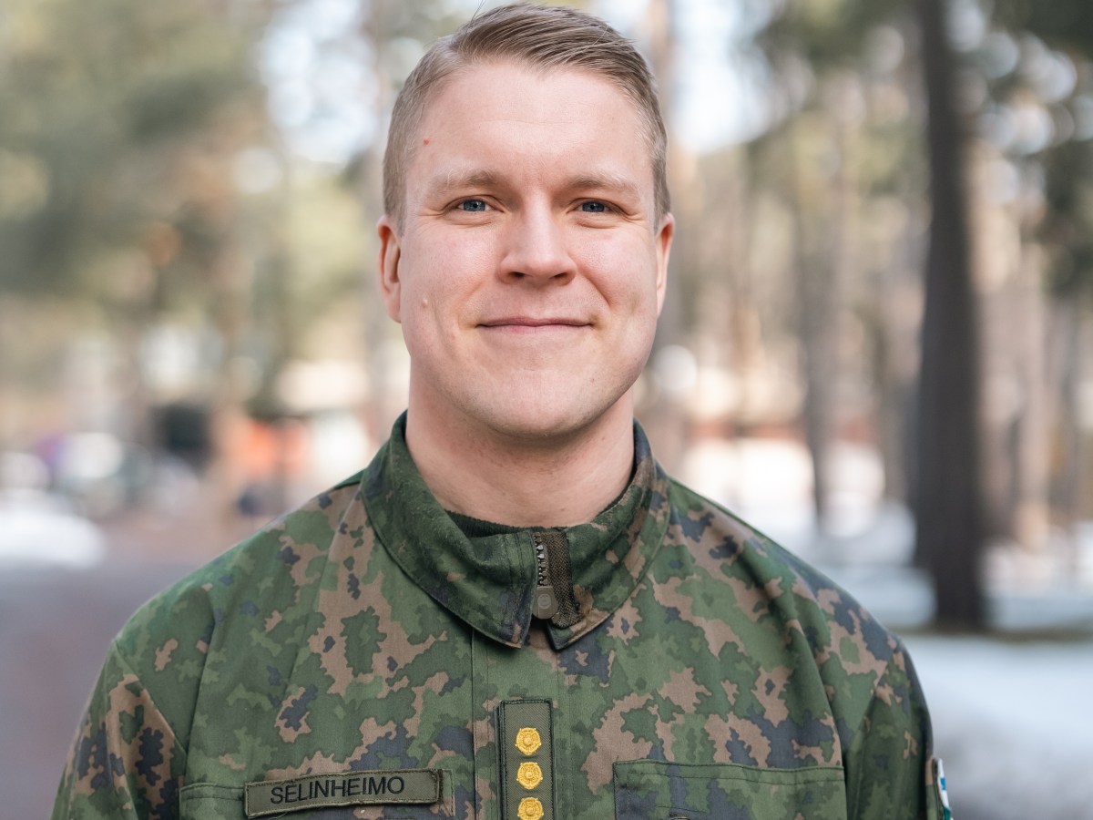 Upseerina: Maanpuolustuskorkeakoulun yleisen taktiikan opettaja, kapteeni Aleksanteri&nbsp;Selinheimo