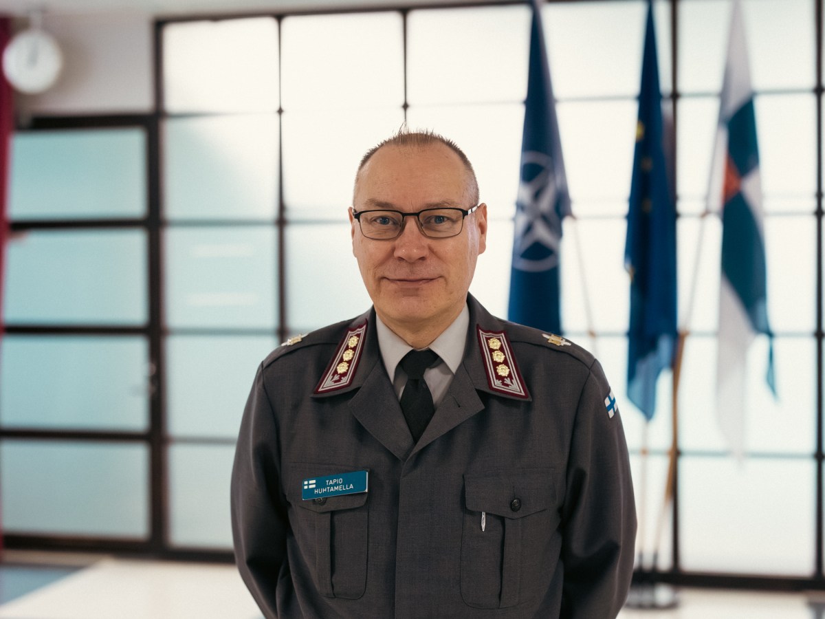Upseerina: Maanpuolustuskorkeakoulun hallintojohtaja, eversti Tapio&nbsp;Huhtamella