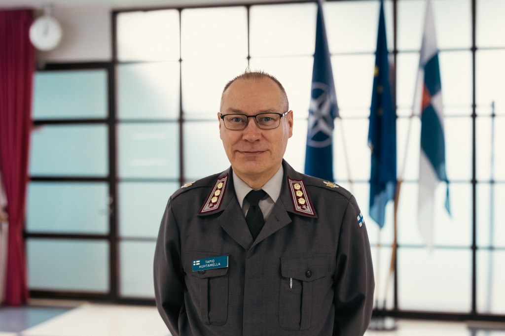 Upseerina: Maanpuolustuskorkeakoulun hallintojohtaja, eversti Tapio Huhtamella