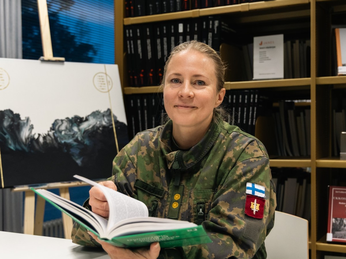 Upseerina: Maanpuolustuskorkeakoulun kybersotataidon opettaja, everstiluutnantti Maria&nbsp;Keinonen